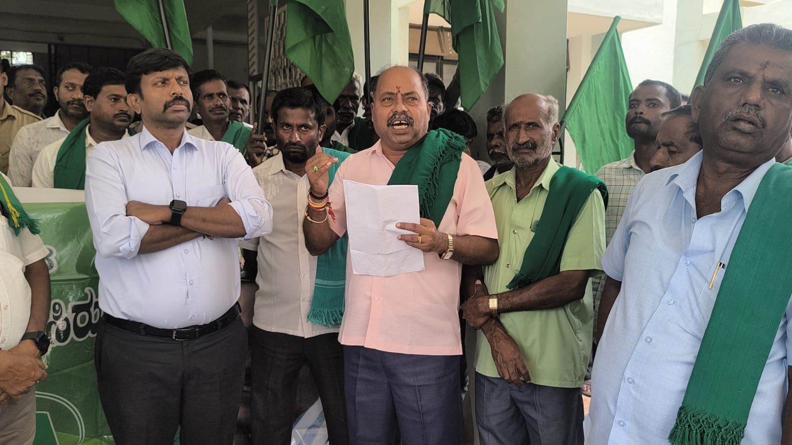 ರೈತರ ವಿವಿಧ ಬೇಡಿಕೆಗಳನ್ನು ಈಡೇರಿಸುವಂತೆ ಒತ್ತಾಯಿಸಿ ಶ್ರೀನಿವಾಸಪುರ ತಾಲ್ಲೂಕು ತಹಶೀಲ್ದಾರ್ ಕಛೇರಿ ಮುಂದೆ ಪ್ರತಿಭಟನೆ.